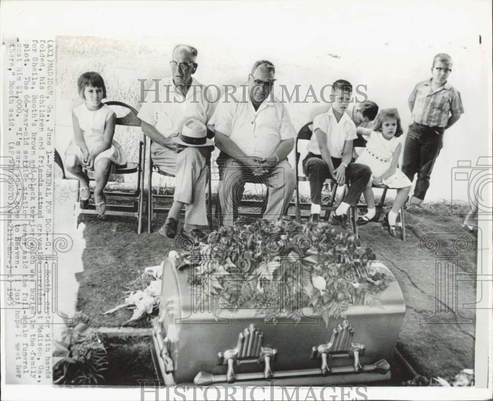 1965 Press Photo G.L. Booth and friends at graveside services in Madison, Ga.- Historic Images