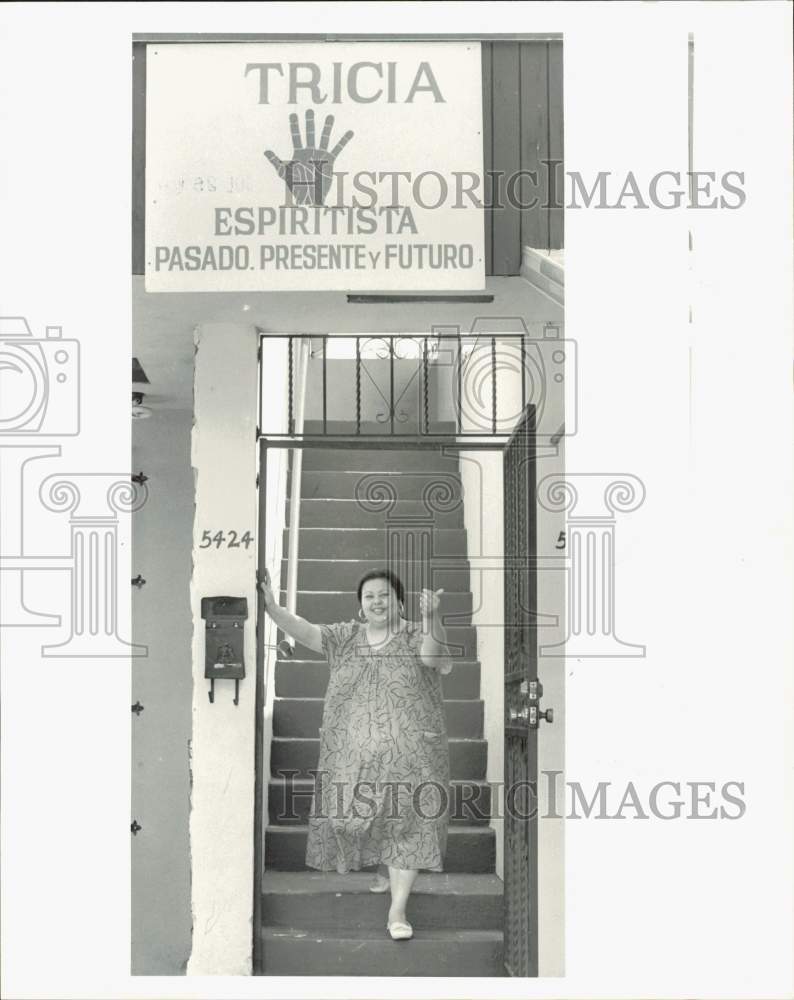 1987 Press Photo Fortune teller Tamara stands at her shop in Little Havana- Historic Images