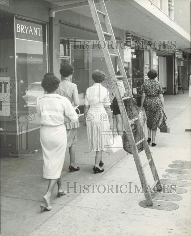 1959 Press Photo Ladies walking under ladder on &quot;Friday the 13th&quot; - lrb04273- Historic Images