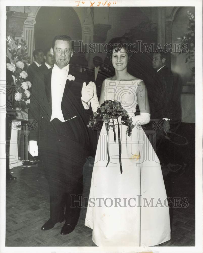 1964 Press Photo Lester Barnhill and Daughter Peggy at Surf Club Debutante Ball- Historic Images