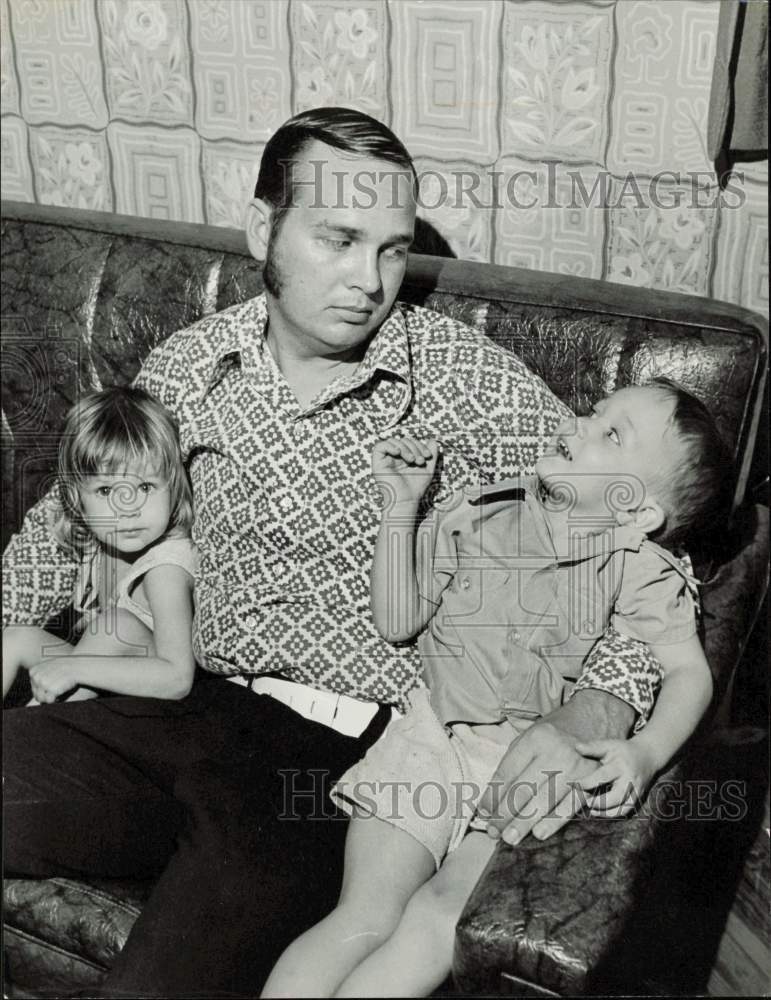 1972 Press Photo Epilepsy Victim James Rasor with His Children - lrb04697- Historic Images