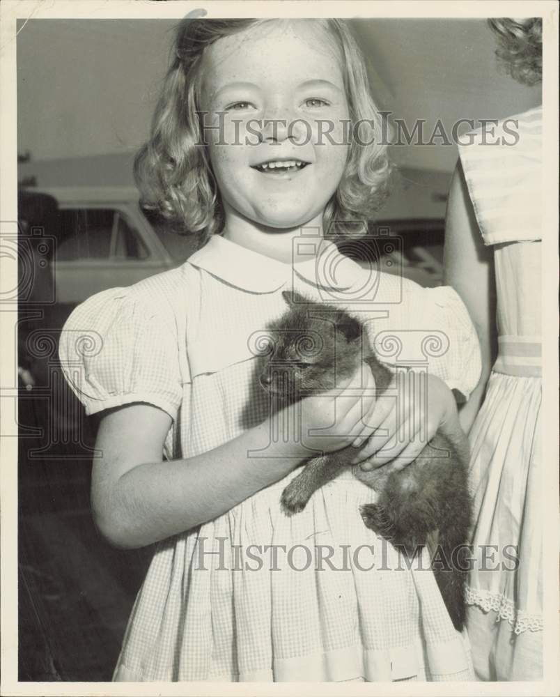 1955 Press Photo Sara Jean Shireman and Baby Fox - lrb04835- Historic Images