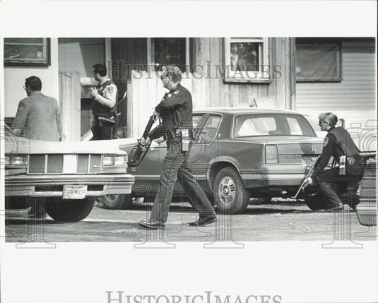1988 Press Photo Anchorage Police Track Suspected Alliance Bank Robber- Historic Images