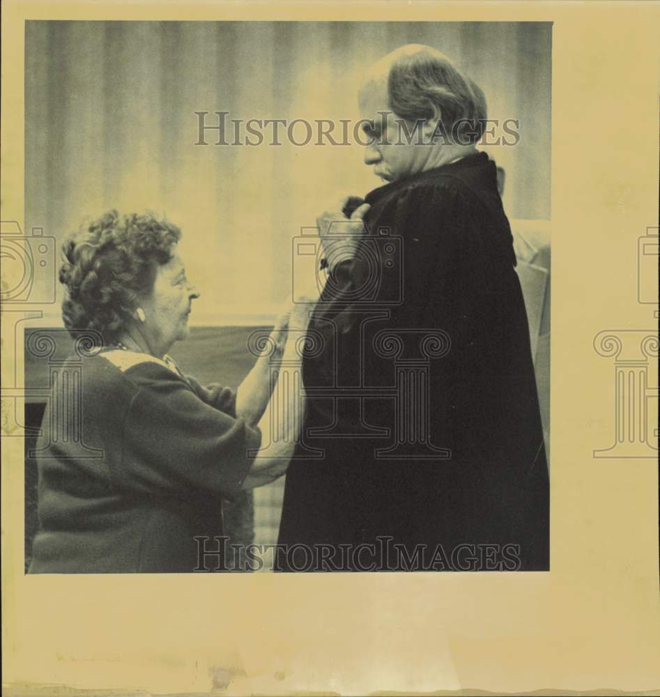 1989 Press Photo John Reese, Superior Court Judge, Helped with Robe by Mother- Historic Images