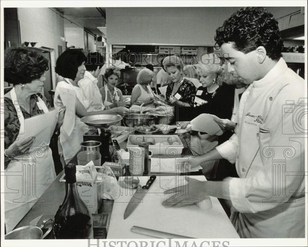 1992 Press Photo Ladies watch as Jean Claude Plihon prepares meal, Cafe Chaveron- Historic Images