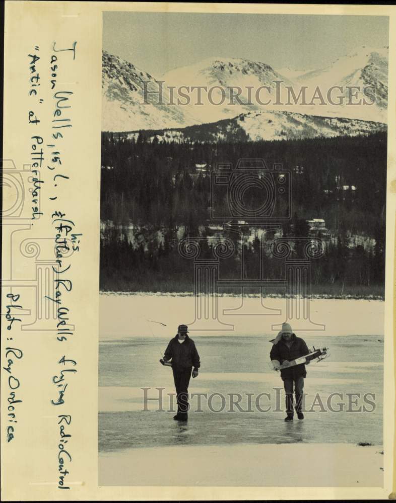 1988 Press Photo Jason Wells and father Ray fly "Antic" plane at Potter Marsh- Historic Images