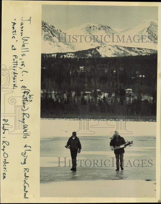1988 Press Photo Jason Wells and father Ray fly "Antic" plane at Potter Marsh- Historic Images