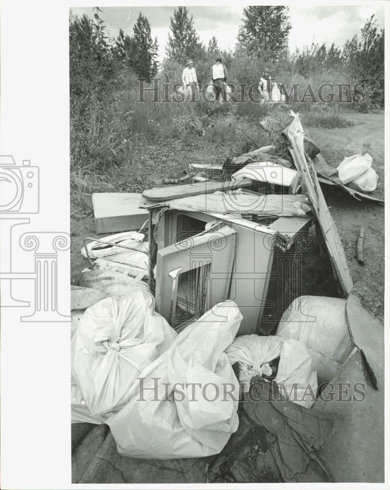 1986 Press Photo Community Service Workers Cleanup Vacant Lot - lrb05818- Historic Images