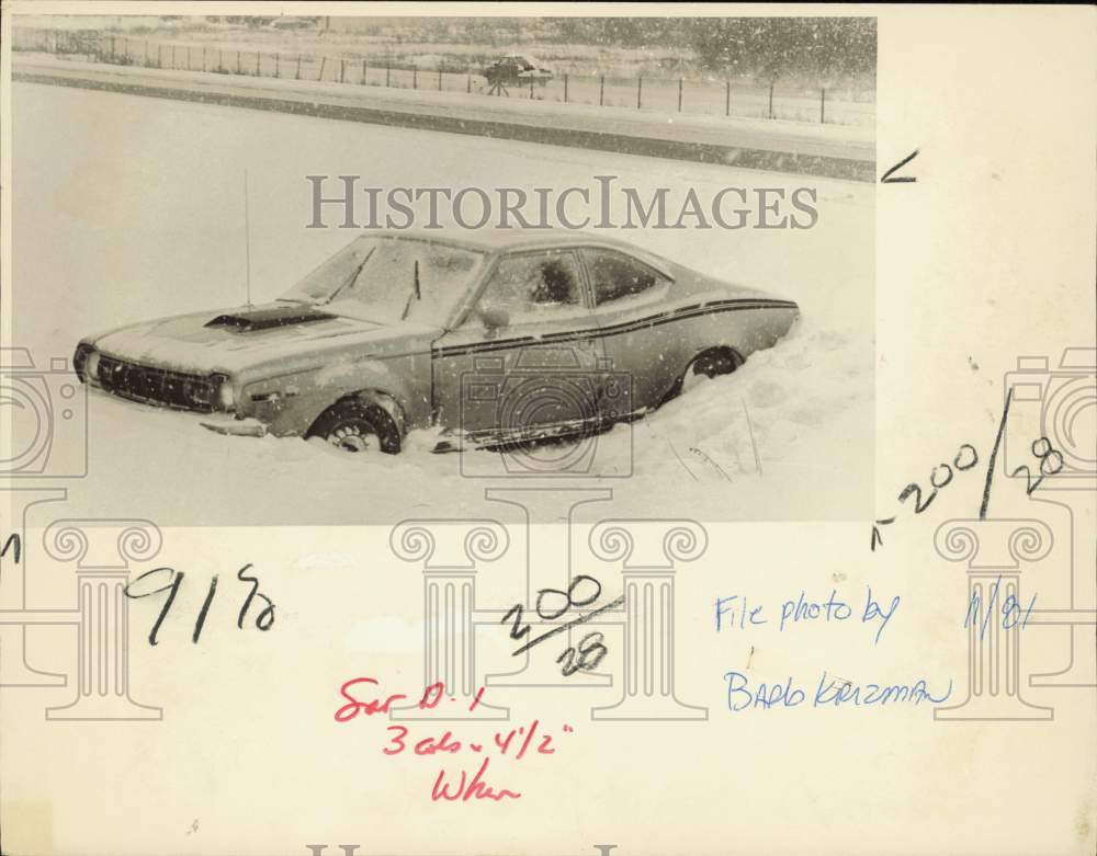 1981 Press Photo A vehicle stuck in the snow in Anchorage, Alaska - lrb05986- Historic Images