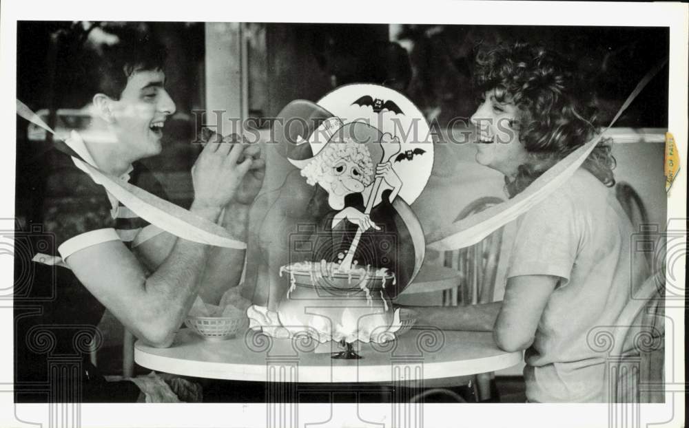 1986 Press Photo Ted Hergurger and Norma Leland eat at Dip and Donut Shop- Historic Images