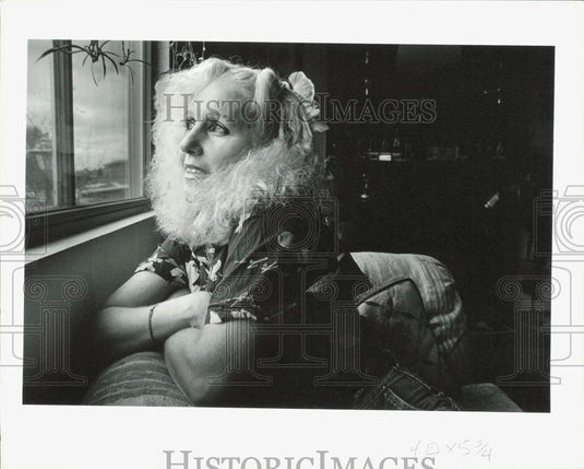 1986 Press Photo Anchorage Police Officer Deborah Russell Off Work at Home- Historic Images