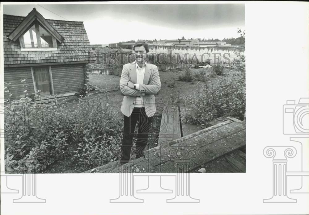 1985 Press Photo Gary Schikora stands at site of old Alaska Brewing Company- Historic Images