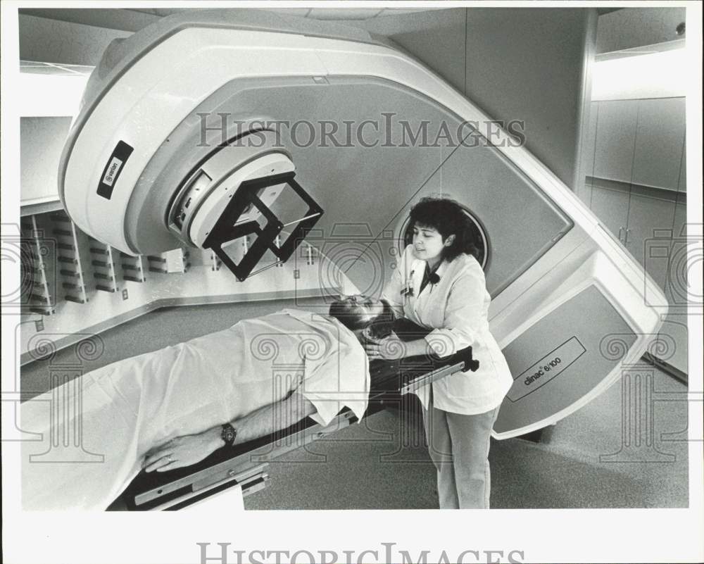 1986 Press Photo Providence Hospital workers demonstrate new linear accelerator- Historic Images