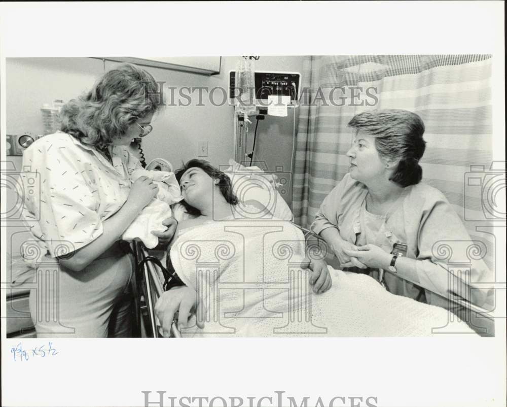 1988 Press Photo Wendy Stuck gets first look at daughter Tiffany Rene, Alaska- Historic Images