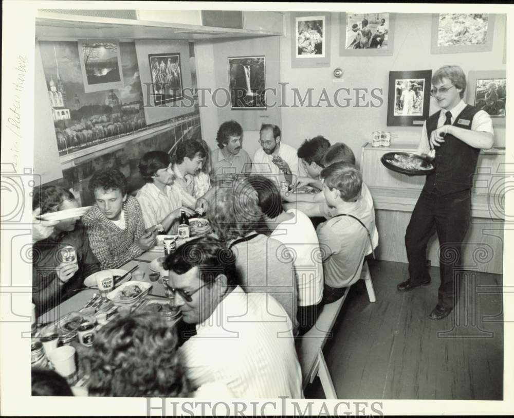 1984 Press Photo Group Eating at Pizza Hut, Employee Darrel Clowers - lrb07026- Historic Images