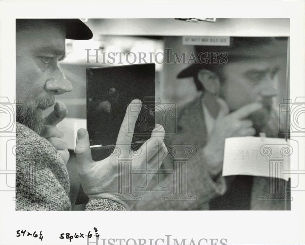 1990 Press Photo &quot;Madwoman of Chaillot&quot; cast Steve Treacy in the dressing room- Historic Images