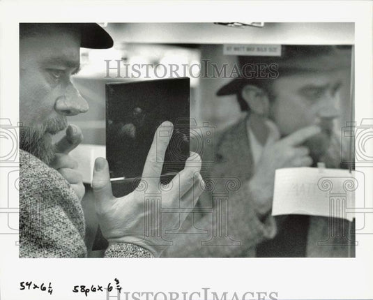 1990 Press Photo "Madwoman of Chaillot" cast Steve Treacy in the dressing room- Historic Images