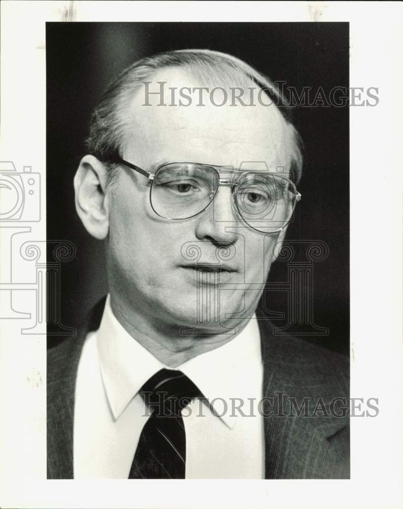 1988 Press Photo Senator Paul Fischer from Alaska in pensive mood - lrb07879- Historic Images