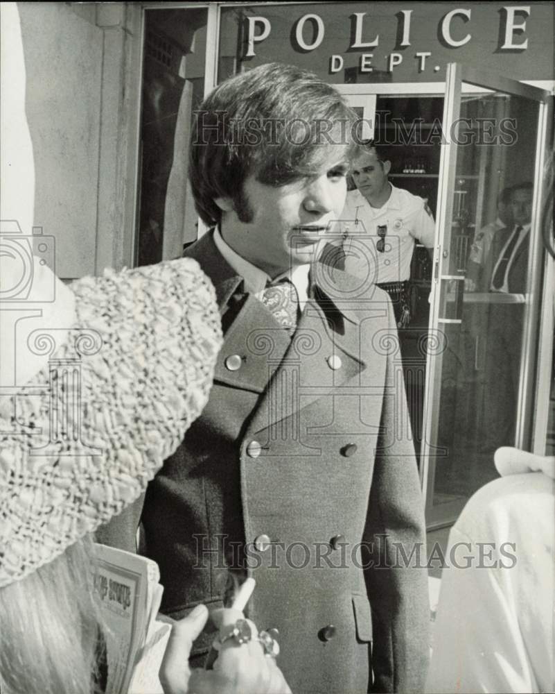 1969 Press Photo Jerry Powers of Miami Free Press During Court Recess, Florida- Historic Images