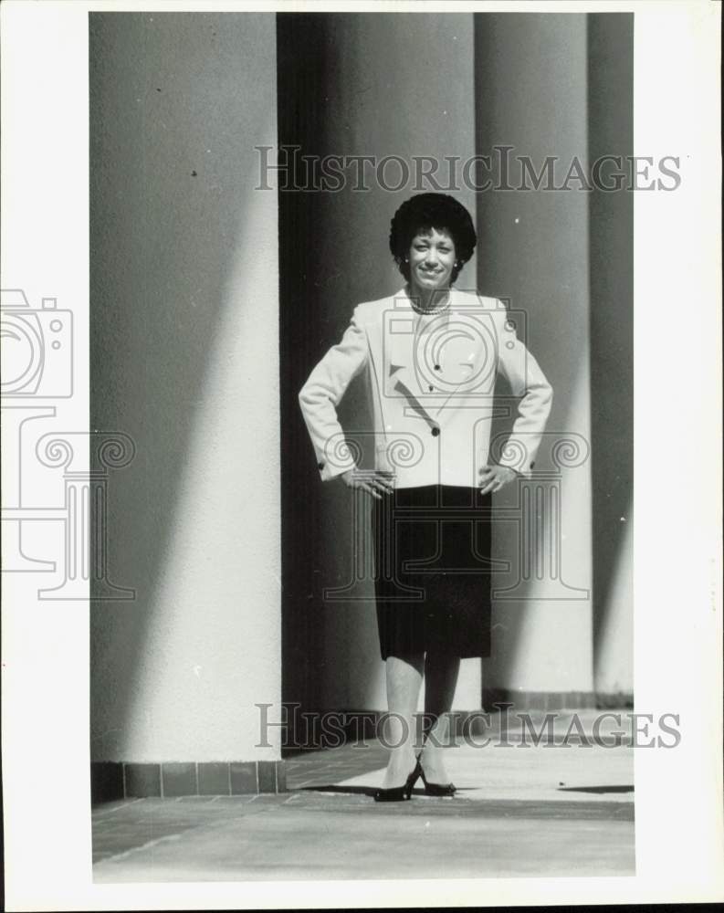 1986 Press Photo Secretary Lillie Heath - lrb08114- Historic Images