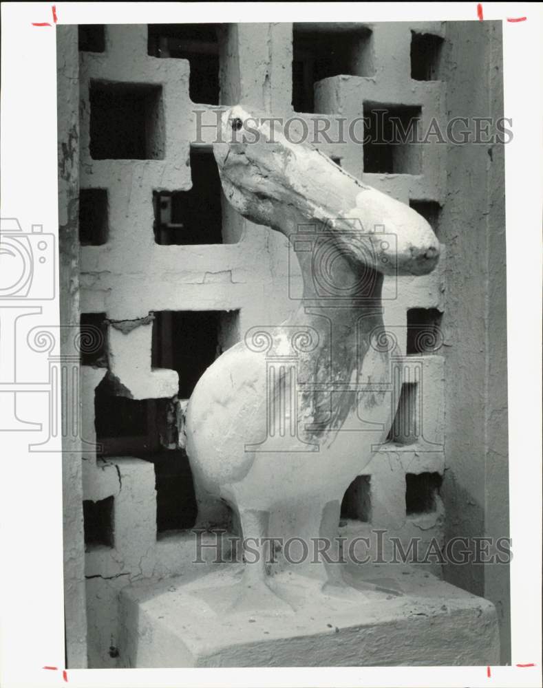 1987 Press Photo A damaged statue at the Senator Hotel in South Beach- Historic Images