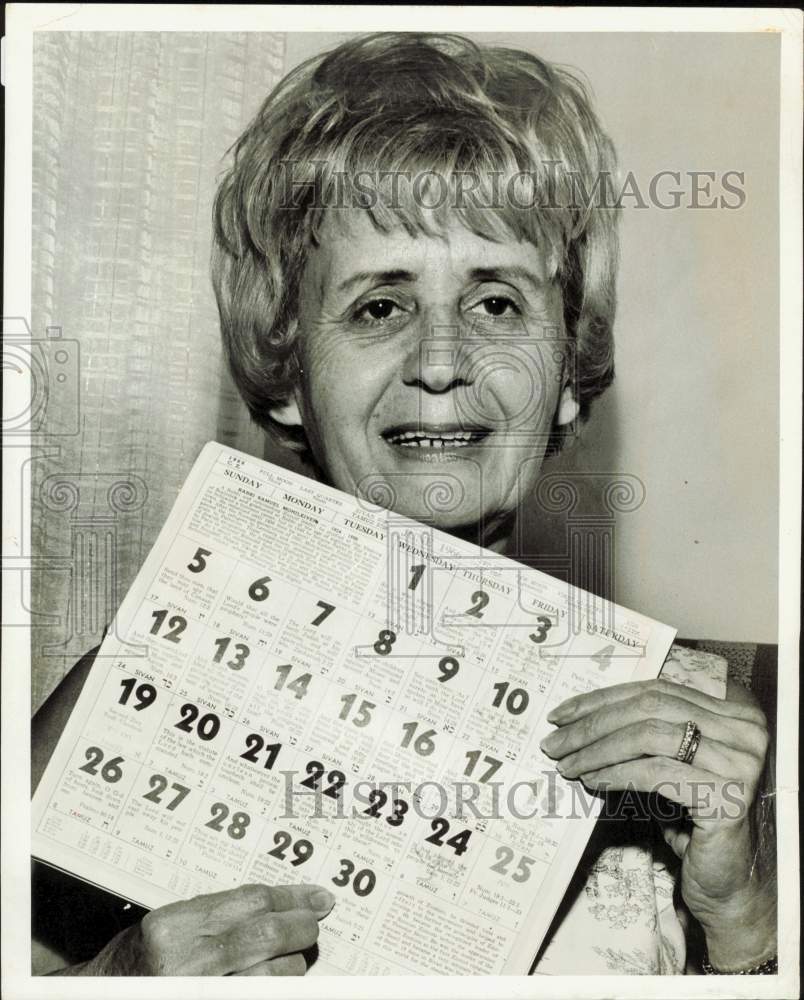 1966 Press Photo Mrs. Rose Platt of Miami Beach holding a calendar - lrb08289- Historic Images