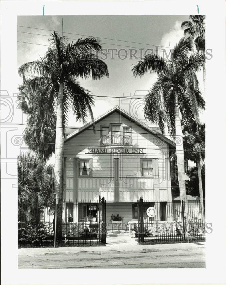 1992 Press Photo Street view of the Miami River Inn, Florida - lrb08302- Historic Images