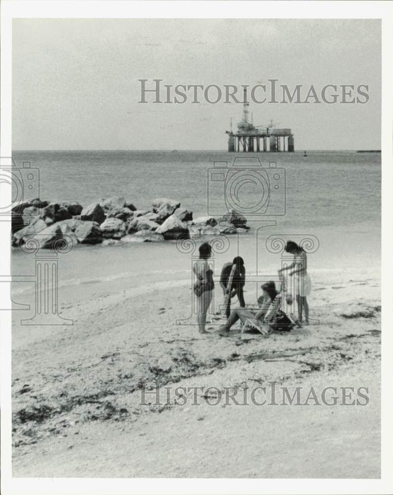 1990 Press Photo People on Fort Zachary Taylor Beach, Southern End of Key West- Historic Images