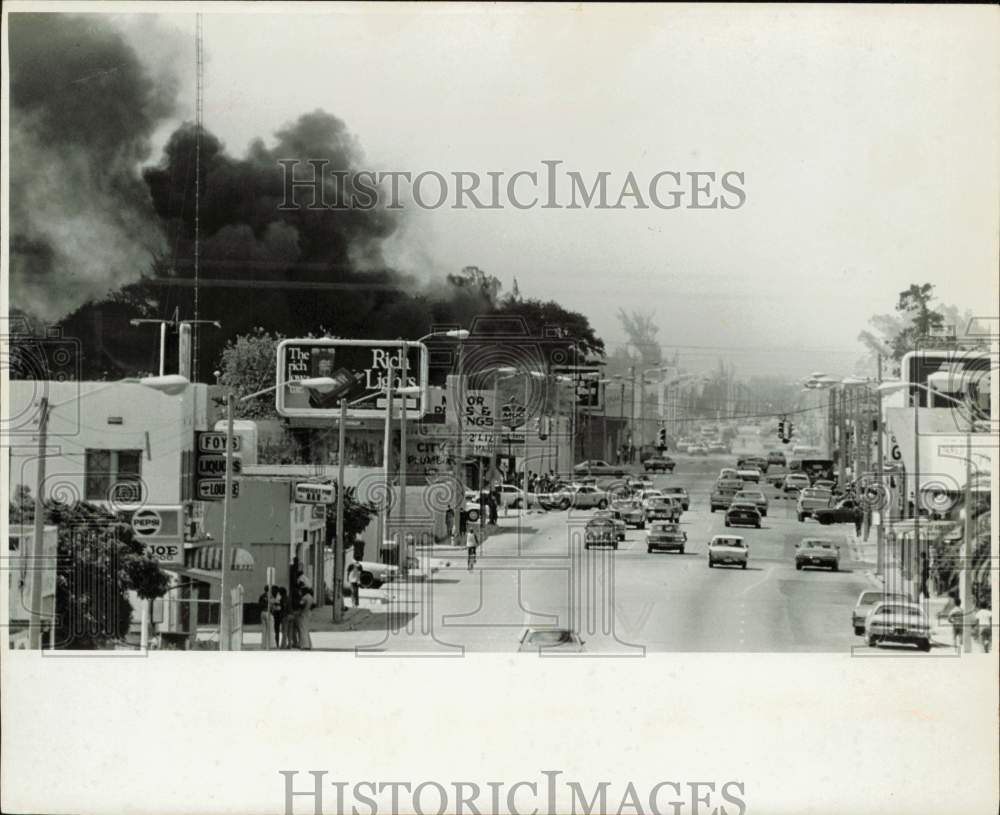 1980 Press Photo Scene along street in Miami during racial demonstration, FL- Historic Images