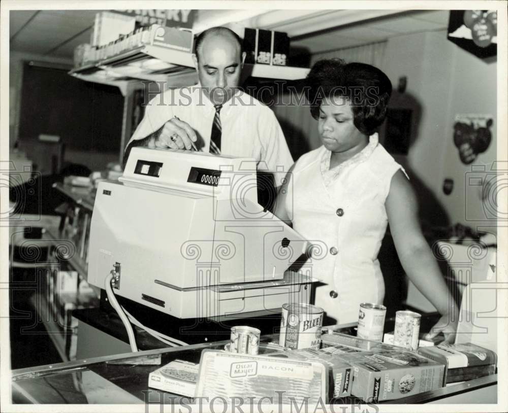 1972 Press Photo Checker-Cashier Student at Lindsey Hopkins Vocational School- Historic Images