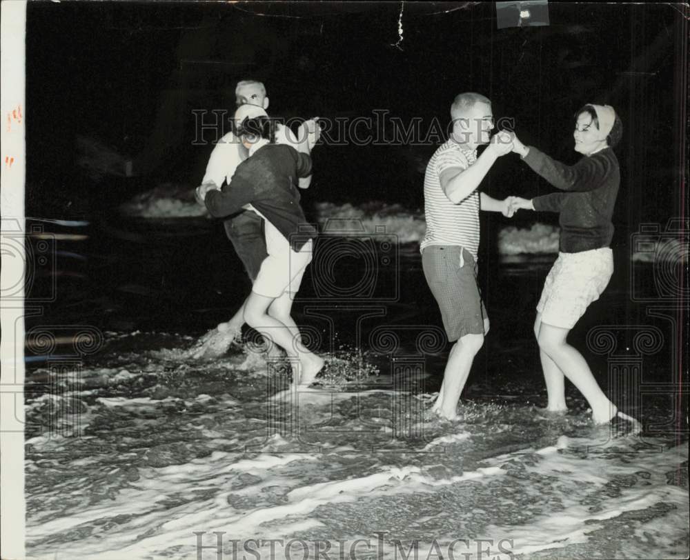 1961 Press Photo Students Dancing in Waves at Fort Lauderdale, Florida- Historic Images