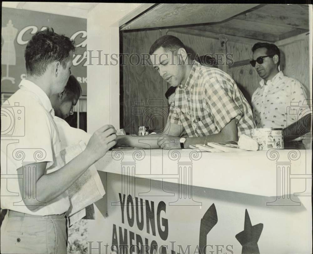 1962 Press Photo Andy Gollan Gives Student Information at YAF Booth - lrb09421- Historic Images