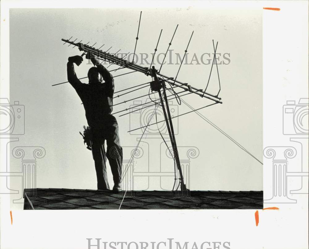 1983 Press Photo Frank McCullough of Charlotte Works on Television Antenna- Historic Images