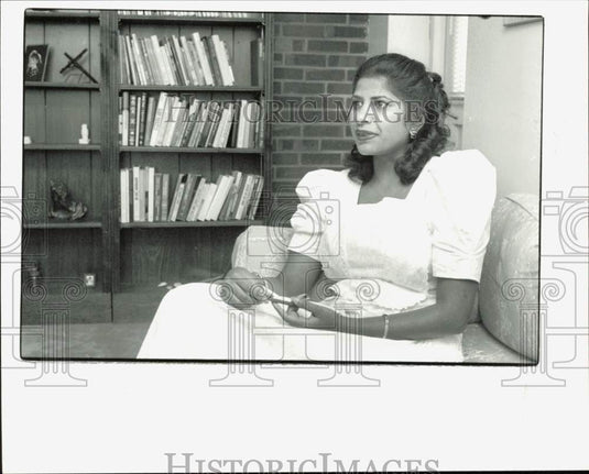 1991 Press Photo Pakistani Visitor, Intern Farah Mahmood at El Rophe Center- Historic Images