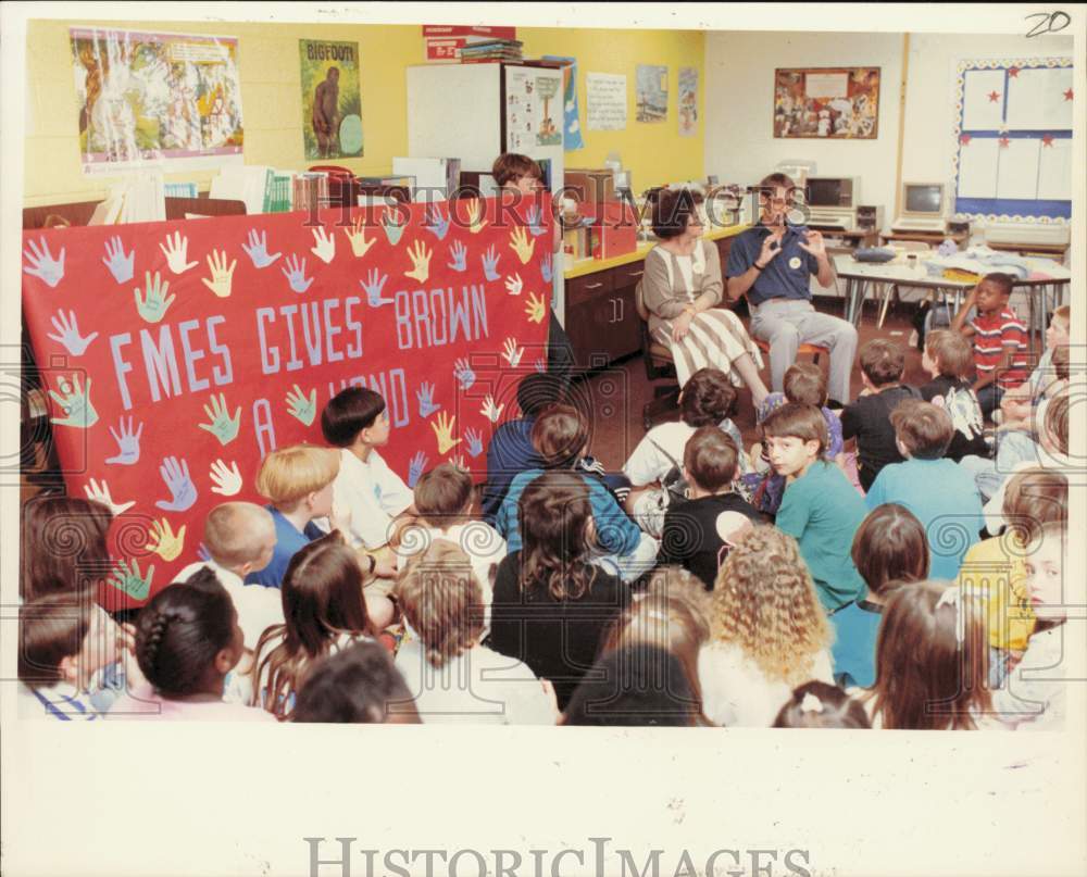 1991 Press Photo Brown Coswell and Gail talk to students at Fort Mill School- Historic Images