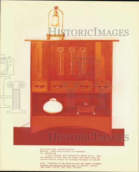 1981 Press Photo Fall-front Gustav-Stickley desk designed by Harvey Ellis- Historic Images