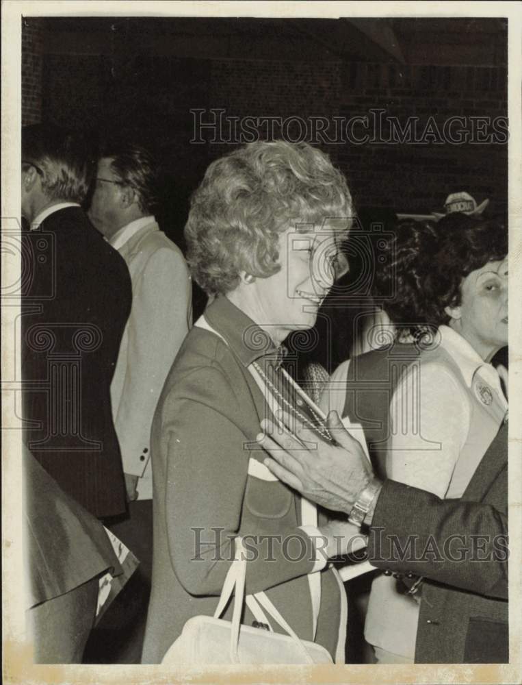 1972 Press Photo Rose Gordon greets delegates at an event - lrb10640- Historic Images