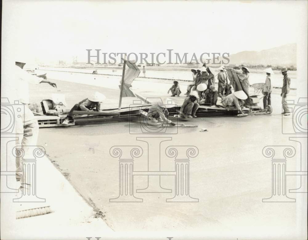 1966 Press Photo Workers Prepare Runway at Da Nang Air Base in Vietnam- Historic Images