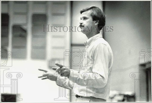 1982 Press Photo James Wells, Gesturing - lrb10870- Historic Images
