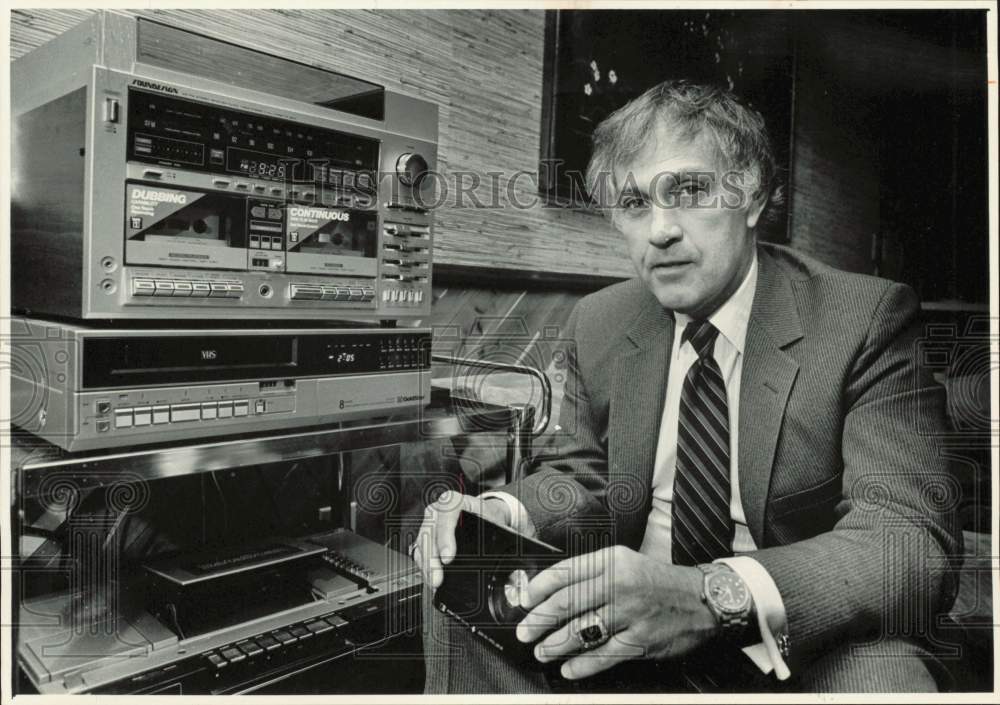 1987 Press Photo Filmmaker Earl Owensby with Tape Beside VCR in Home Office- Historic Images