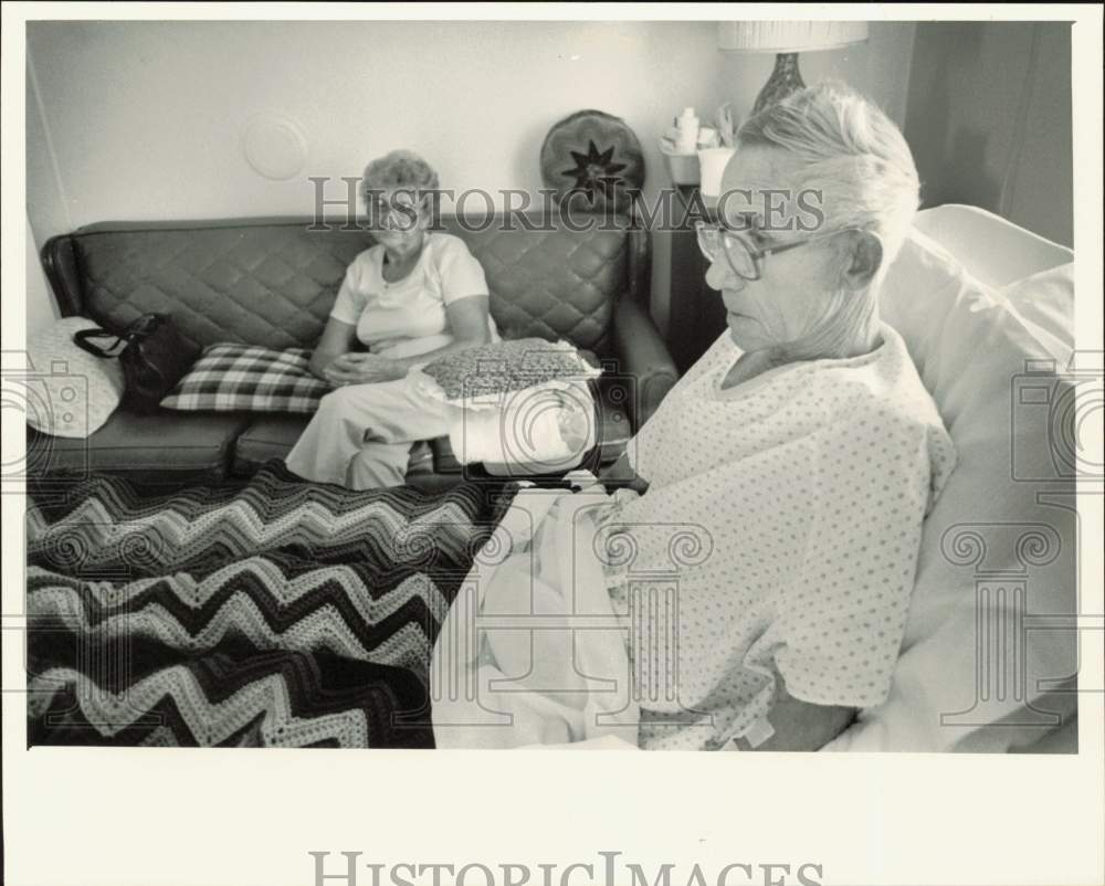 1985 Press Photo Bristol Jenkins, with Matoka in Hospice Room - lrb10965- Historic Images