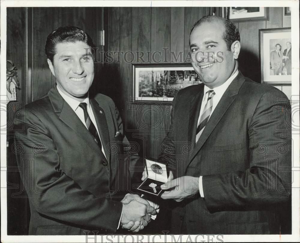 1968 Press Photo Panama Economic Minister Henry Ford poses with an official- Historic Images