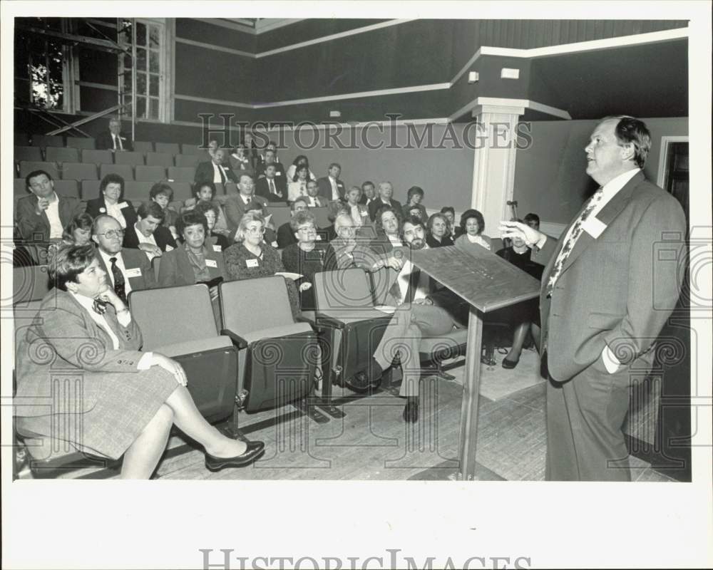 1987 Press Photo Doctor John Dempsey speaks at Belmont Abbey College reception- Historic Images