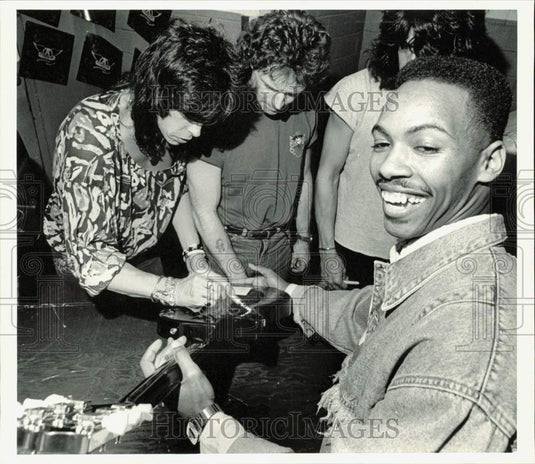 1988 Press Photo Aerosmith's Steve Tyler autographs guitar of Joey Kramer- Historic Images
