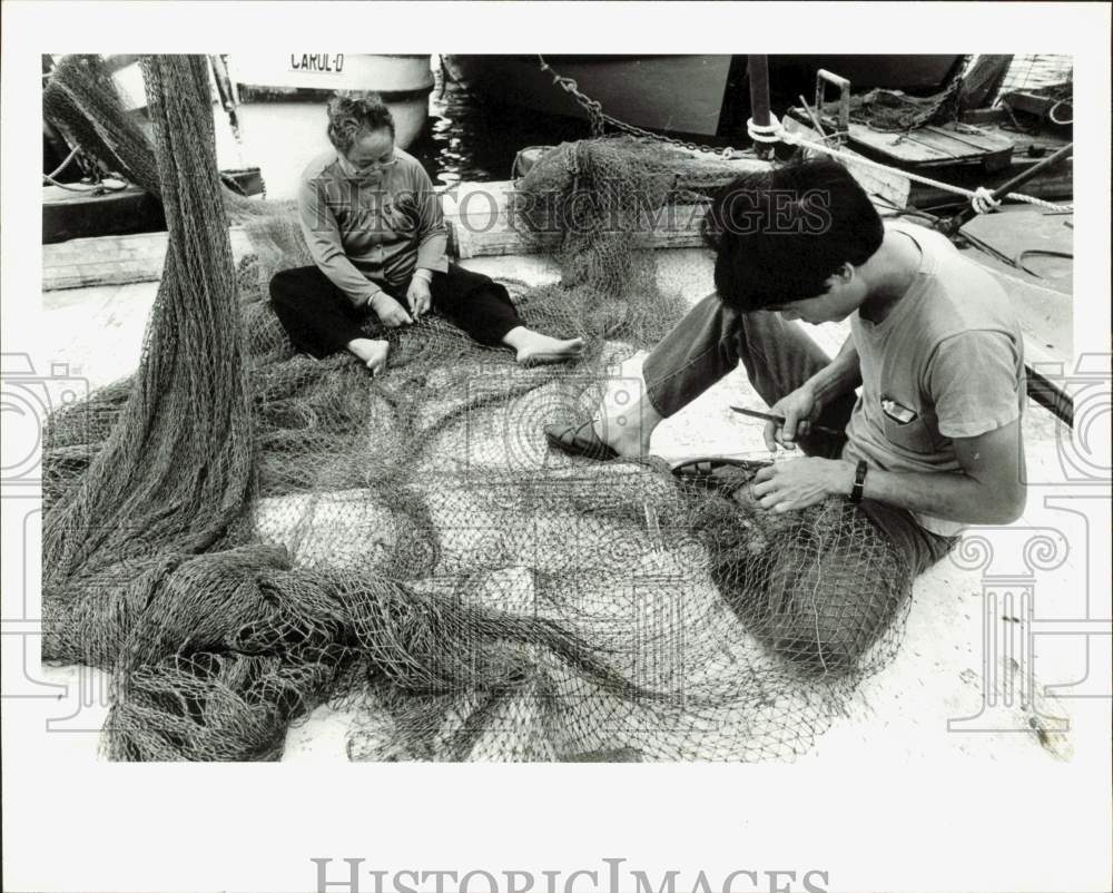 1983 Press Photo Vietnams lady and gentleman working on fishing ned - lrb11132- Historic Images