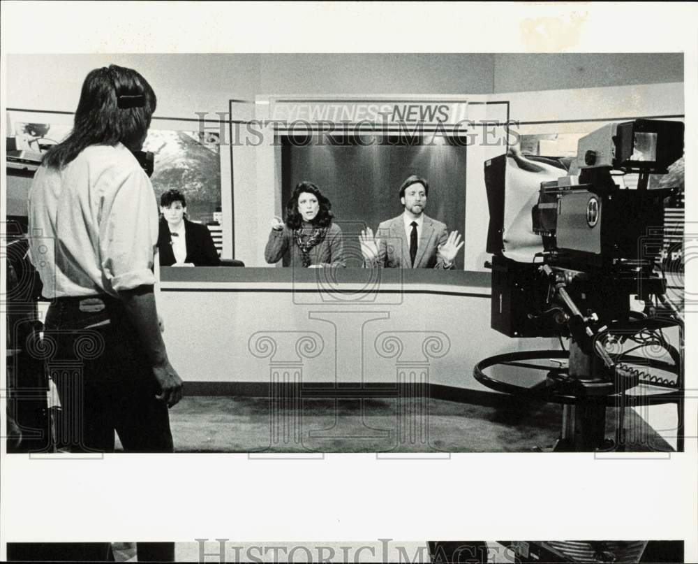 1989 Press Photo KTVA anchors Loren Maxwell and Steve McDonald on the set- Historic Images