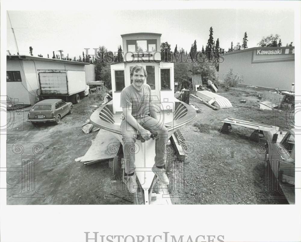 1986 Press Photo Tom working on the bow of the Susitna Belle in Anchorage- Historic Images