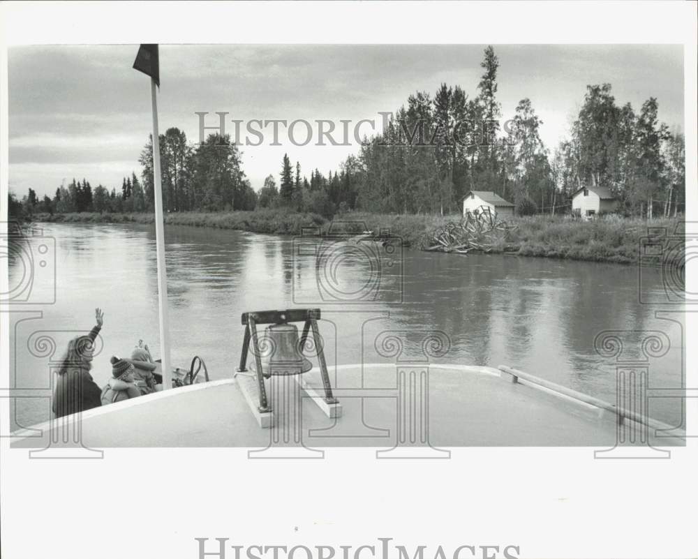 1986 Press Photo Dianne &amp; children wave to Lake Creek residents off the boat, AK- Historic Images