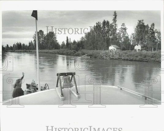 1986 Press Photo Dianne & children wave to Lake Creek residents off the boat, AK- Historic Images