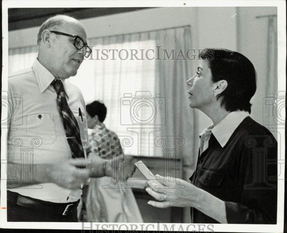 1978 Press Photo Court clerk Richard Brinker chats with Ruth Shack in Miami- Historic Images